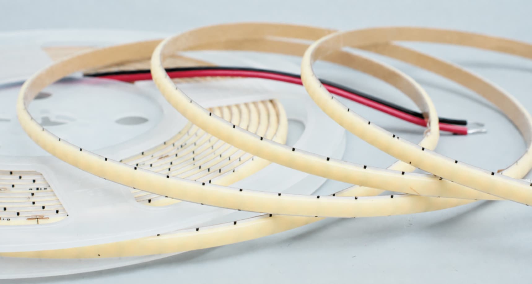 شريط إضاءة ⁦COB⁩ · ⁦12V⁩ · ⁦5 mm⁩ · أبيض قابل لضبط درجة حرارة اللون · ⁦COB-012⁩ — مرجع للمظهر مع إزالة العلامة بالذكاء الاصطناعي؛ أكد التفاصيل من العينة