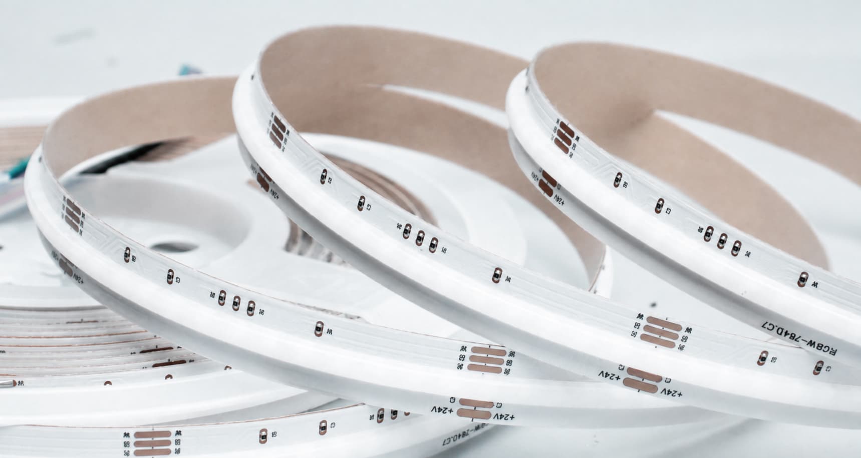 COB LED 燈帶 · 24V · 12 mm · RGBW · COB-022 — 外觀參考，經 AI 去標；細節以樣品為準