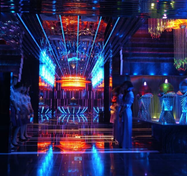 SMD-030 · شريط LED SMD 5050 · RGB قابل للعنونة · 10 mm · 60 LED/m · 14 W/m — تصور توضيحي لاستخدام إضاءة الشرائط