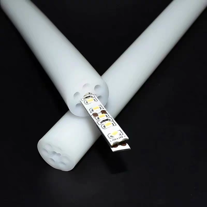 Seção de tubo vazio com fita LED separada parcialmente inserida